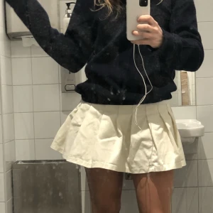Brandy Melville pleated kjol - Säljer men vit/beiga kjol från Brandy Melville. Bra skick!!