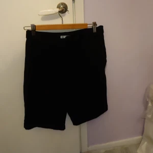 Svarta shorts med skärp  - Svarta shorts med ett skärp. Fint använt skick 