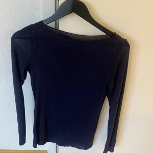 Intimissimi tröja - Säljer en av mina tröjor från Intimissimi i marinblått. Använd fåtal gånger:)