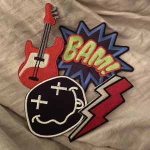 Patches  - Supersnygga patches köpta utomlands! Alla är helt oanvända🥰 man kan stryka på de på jeans, tröjor, tygpåsar osv (ex finns på sista bilden)! Blixten och gitarren kostar 45kr styck och smiley och bam kostar 60kr styck! 