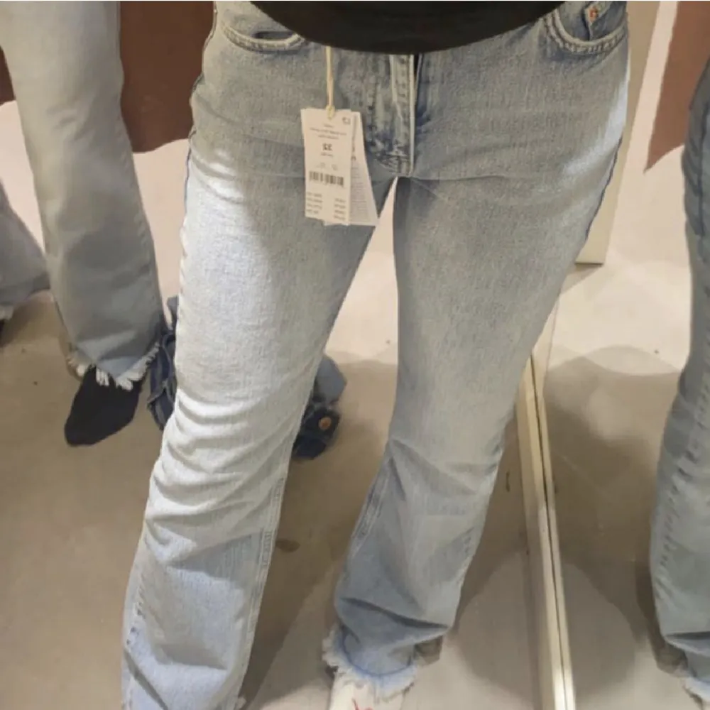 Ljusblåa bootcut jeans från Gina, väldigt bra skick nästan inga täcken på användning 💓(lånade bilder). Jeans & Byxor.