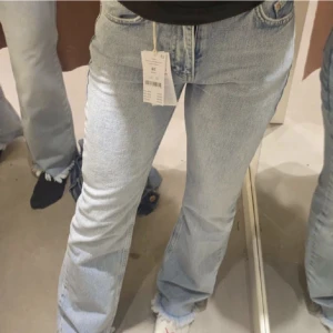 Gina tricot jeans  - Ljusblåa bootcut jeans från Gina, väldigt bra skick nästan inga täcken på användning 💓(lånade bilder)
