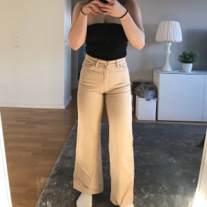 Raka beige jeans - Säljer dessa beigea monki jeans pga blivit lite för små för mig. Jättefint skick, knappt använda