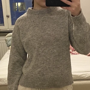 Grå stickad tröja - Säljer en jätte fin grå stickad tröja från Bik Bok. Jätte skön och passar storlek xs-m 🤩