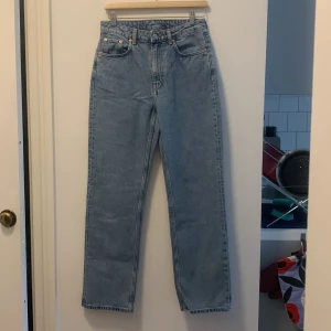 Jeans Weekday - Jeans från weekday i den perfekta blåa färgen! I modellen Voyage, högmidjade med raka ben✨Använda men i gott skick! 💕