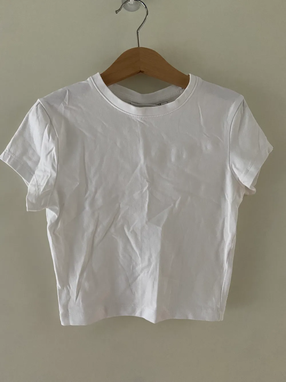 Croppad tshirt av skönt material. Säljer då den är för liten. Köpare står för frakt. T-shirts.