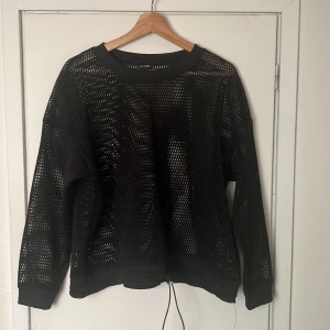 Nättröja - Lite tjockare ”nättröja” från Monki. Knappt använd. Strl M. Går att spänna in nedertill. 