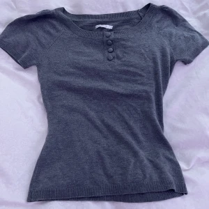Grå topp - Säljer denna super söta topp som jag fick av en kompis men aldrig använde. Den är i bra skick utan defekter. Materialet är väldigt stretchig men den sitter bra på kroppen. DM för mått eller andra frågor🫶 Köparen står själv för frakt😁