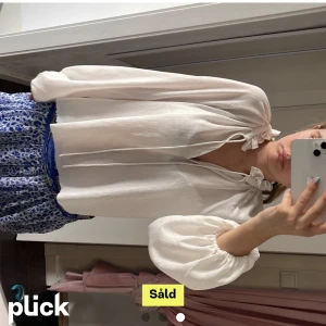Blus - LÅNADE BILDER!! Jätte fin vit blus ifrån H&M. Säljer då den var för liten för mig!!❤️‍🔥