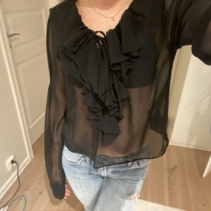 Blus  - Så snygg blus! Står storlek 40 men är mer som en 36/34, jättefint skick💖 150kr + frakt 