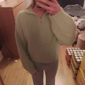 Grön stickad tröja  - Hej! Säljer min fina gröna stickade tröja. Den är aldrig använd av mig men den är köpt second hand. Den är i ett mycket bra skick 🥰 Stl M men den sitter som xs-s. Hör av dig vid frågor eller intresse 💗💞
