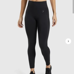 Gymshark tights - Säljer mina supersköna gymsharktights som endast är använda få gånger som ”mjukis”. Modellen är flex high wasted leggins. Köpta för 549kr från gymshark.com Säljer då jag anser att det är korta på mig som är väldigt lång. Skriv privat för fler bilder