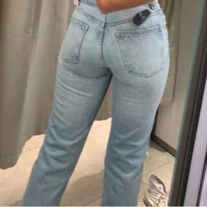 Säljer dessa midrise jeans från zara då dom blivit försmå, sparsamt använda, gott skick💕 (lånade bilder)  skriv privat för egna bilder💕