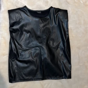 Skinntröja - Nyskick! (Fejk läder) 