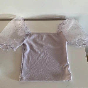 Topp från new yorker! - Jättesöt topp med puffarmar, perfekt till sommaren💕 Storlek S!