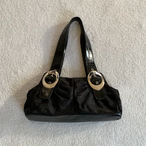 Svart axelväska - Vintage mönstrad axelväska med band i skinn och silverdetaljer, från märket 7EEL! Har flera fack inuti ⚡️