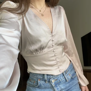 Beige blus - Jättefin blus i beige/champagne-färg!! Perfekt till fest, middagar och liknande🤎