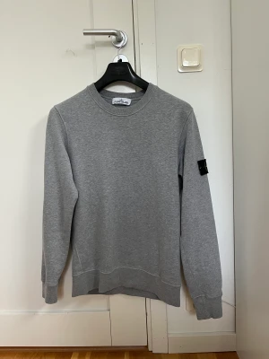 Stone Island crewneck - Klassiska stonetrjöan i fint skick Org pris 2200kr