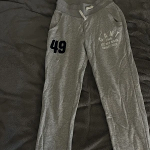 Gant byxor dam  - Säljer dessa fina byxorna som blivit för små. Behöver strykas lite kan göra det innan jag postar. Storlek 170, passar xs/s ungefär. Ord pris ungefär 599kr