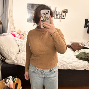 Stickad tröja - Superfin brun stickad tröja från Gina i storlek S och är knappt använd. Materialet kliar inte heller.