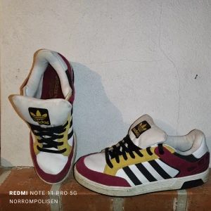 Sneakers Adidas - Sneakers snygga och ganska ovanliga. Skick ca 7/10