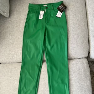 Skinnbyxor strl xs - Snygga gröna skinnbyxor från  Nelly, strl xs. Aldrig använda, 100kr