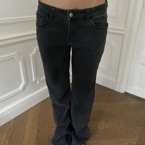 Hm jeans - Säljer dessa helt oanvända hm jeans som är sååå fina men är för stora på mig! Säljer de för 200 kr så skriv om ni är intresserade och om ni har några frågor❤️❤️