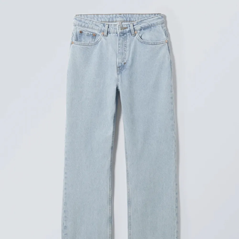 Weekday jeans i modellen Voyage i storlek 27/30. Säljs på grund av för små för mig. Inköpspris: 500kr. Avända väl, därav lite slitningar i midjan. . Jeans & Byxor.