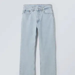 Weekday jeans i modellen Voyage i storlek 27/30. Säljs på grund av för små för mig. Inköpspris: 500kr. Avända väl, därav lite slitningar i midjan. 