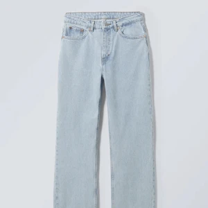 Weekday Voyage jeans - Weekday jeans i modellen Voyage i storlek 27/30. Säljs på grund av för små för mig. Inköpspris: 500kr. Avända väl, därav lite slitningar i midjan. 