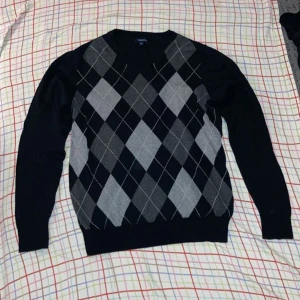 y2k jumper tröja - Kontakta mig ifall du har några frågor eller funderingar :)) // jag säljer den för att den kommer till användning & att den har blivit för liten på mig. 