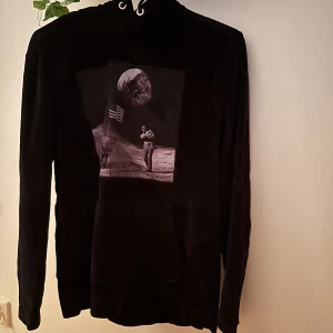 Limitato hodie  - Ny skick, sällan använd, köpt 2020, mjukt mörkt material, liknar frotté. Mönstret på tröjan föreställer en man som spelar golf på månen 