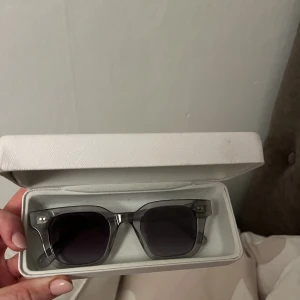 Chimi eyewear - Säljer dessa chimi glasögonen i modellen 04. Toppen skick och använda ett fåtal gånger. Man får med glasögonen i boxen. Ända defekten som finns är lite på boxen mdn inget på glasögonen. Köpta för ca 1200 säljer för 600. Frakt ingår. 