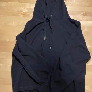 En vanlig magtröja-hoodie som är i storlek M