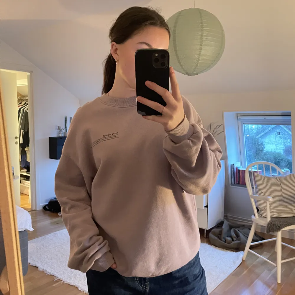 Super skön sweatshirt som är oversized. Köpare står för frakt💕(originalpris 500). Tröjor & Koftor.