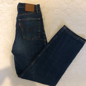 Levis jeans  - Jätte fina Levis jeans, säljer pga de är för små. Är i modellen ribcagf straight och storlek 27.