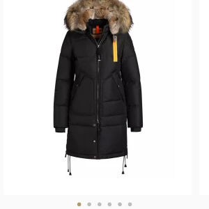 Parajumpers longbear jacka - Säljer jackan. Högsta budet får köpa. Startpris 4000kr inköpt för 10000kr. Jackan är knappt använd och är i gott skick. Inga skador eller liknande. Storlek xs 