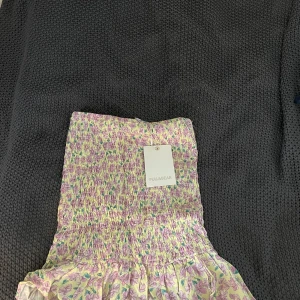 Oanvänd kjol  - Oanvänd kjol med lapparna kvar. Jättesöt med tyvärr för liten för mig, 