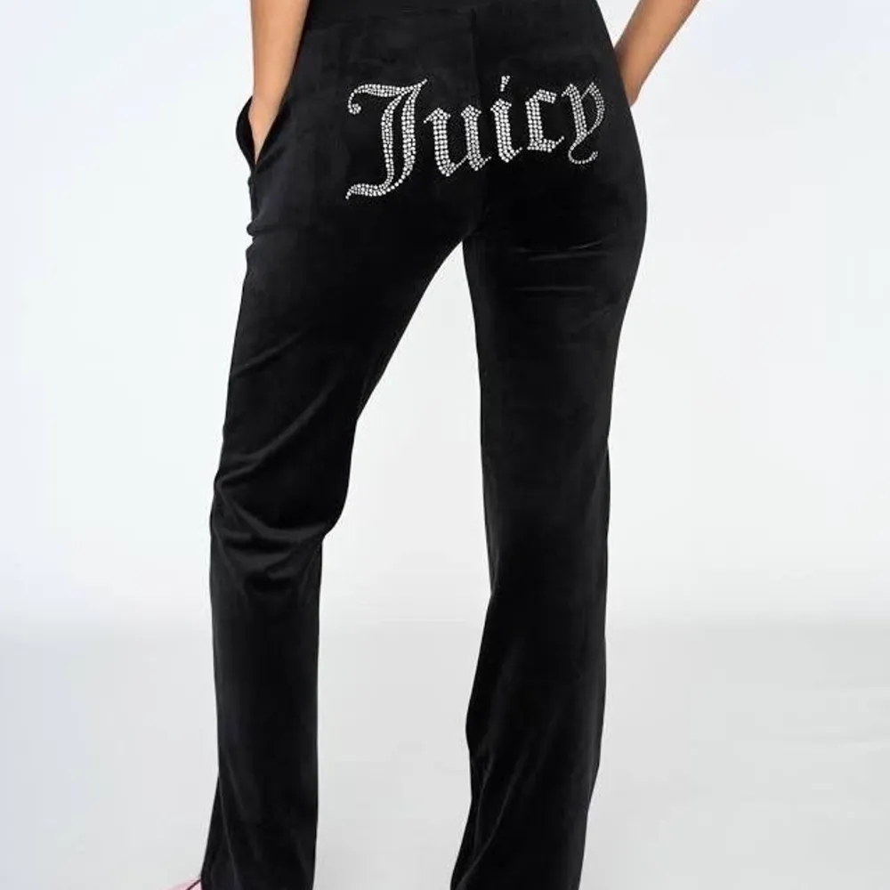 Säljer nu mina jätte fina juicy couture byxor i storlek xs, dem är knappt använda Köparen står för frakt (vill gärna få sålt så snabbt som möjligt . Jeans & Byxor.