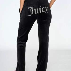 Säljer nu mina jätte fina juicy couture byxor i storlek xs, dem är knappt använda Köparen står för frakt (vill gärna få sålt så snabbt som möjligt 