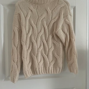 Beige stickad tröja - SÅ fin beige stickad tröja. Bekvämt material, sticks inte. Säljes pga kommer tyvärr inte till användning. Står ingen storlek, men passar XS-M betoende på önskad passform. Pris kan diskuteras 🧚‍♀️  Använd ej köp nu funktionen!!