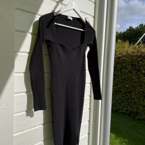 Klänning från chiquelle, storlek s - Säljer denna klänning då jag inte har användning för den länge, klänningen är aldrig använd och köpt för 500 men säljer betydligt billigare