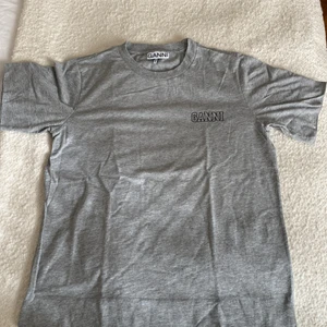 Ganni tshirt - Grå ganni tshirt. Ganska stor i storleken så passar kanske en s. Den är i nyskick och använd typ en gång