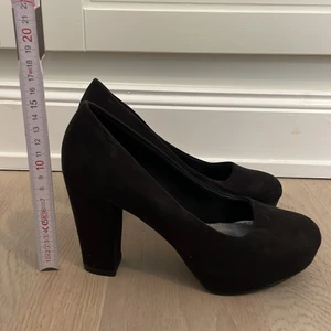 Svarta klackar - Svarta klackar med bred klack. Storlek 37.