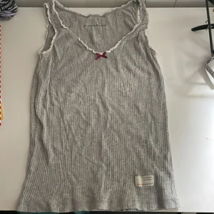 Grått odd Molly linne - Jag säljer ett grått odd Molly linne. Aldrig använt. Den är ljus grå och lång i modellen.