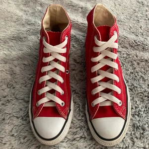 Röda converse  - Säljer dessa röda converse som är använda, har lite små fläckar etc. Tvättat dom och tagit bort så mycket smuts/fläckar dom de gick och de är så rena jag kunde få dom. 