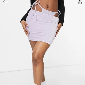 Lila minikjol m. synlig ”trosa” - - Aldrig använt - Har den i både 32 & 34 - Velour