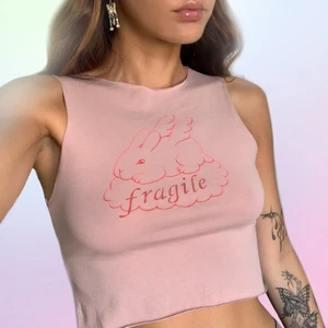 ”fragile” croptop - One of a kind statement-topp med motiv ritat av mig👼 var från början en barntröja köpt secondhand som jag gjorde om till en croptop i vuxenstorlek. Jag på bilden är 38/M, passar S/M bäst! Väldigt stretchigt tyg💗