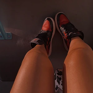 Air Jordan 1 mid (Banned) - Säljer nu mina Jordans i färgen banned, strl 38, kommer med äkta låda och kvittot, dem är i bra skick, men man ser att dem är andvända. Kan skicka fler & bättre bilder vid intresse:) (kan tänka mig gå ner lite till i pris!❤️)