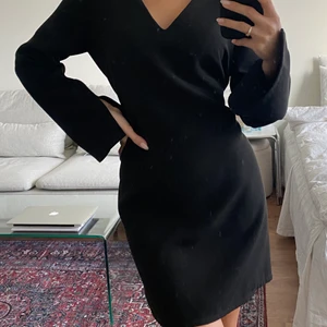 A linjeklänning med knytning - ❣️A linjeklänning med knytning baktill och extra långa ärmar❣️Storlek: 32/34/36 (står 32 men jag är 32 och den är för stor på mig)❣️Skick: använd endast en gång❣️